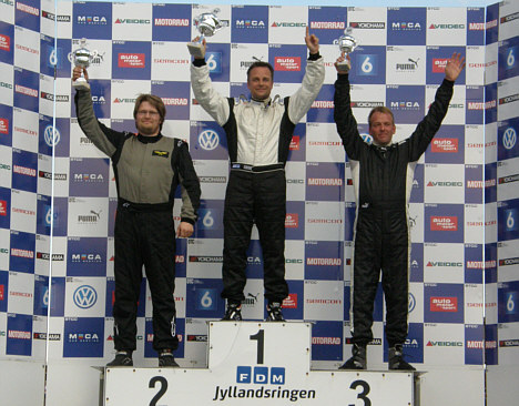 Claus Christensen tilbage på den øverste plads på podiet, som vi har været vant til at se ham hele sæsonen 2010. På 2. padsen Alex Frederichsen (tv) og på 3. pladsen Hans-Henrik Pedersen (th).